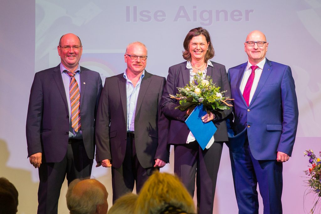Ilse Aigner erhielt als Dankeschön einen Blumenstrauß
