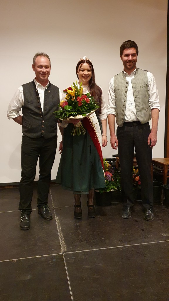 Obermeister Florian Stein (links) und sein Stellvertreter Christian Roß konnten al Ehrengast MarionI., ihres Zeichens Spenglerkönigin, bei der Freisprechungsfeier im SHK-Handwerk beim Hirzinger in Söllhuben begrüßen. Sie war nicht der einzige „Stargast“.