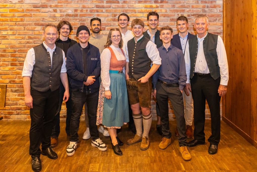 Die besten Gesellinen und Gesellen aus dem Sommer 2024 und dem Winter 2025 und die Gratulanten: (hintere Reihe, von links) Reheis Nico, Demetguel Hasim, Zimmermann David Jakob Camillo, Kapser Lukas und Wüstendörfer Max sowie (vordere Reihe, von links) Obermeister Florian Stein, Klietmann Robin, Hascher Alina Marie, Jakob Thomas Markus, Rauch Laurens und Prüfungsausschussvorsitzender Sepp Gantner.